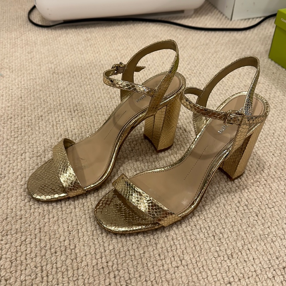 HOLIDAY SALE! 🎁 
Gianni Bini block heels